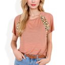  Short Sleeve Casual T-Shirt with Leopard Print Accents and Raglan Sleeves for Everyday Wear