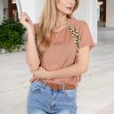  Short Sleeve Casual T-Shirt with Leopard Print Accents and Raglan Sleeves for Everyday Wear