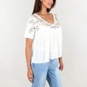  Hi-Low V-Neck Blouse With Floral Details And Short Sleeves