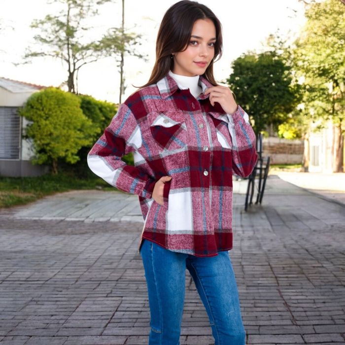 Plaid Button-Down Shirt with Classic Design and Relaxed Fit