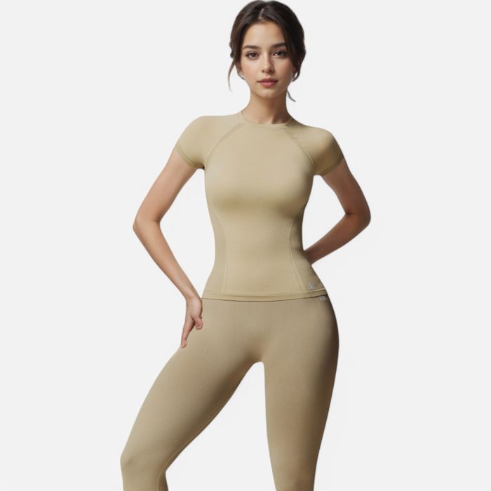 Women's Short Sleeve Seamless Fitted Tee with Crew Neck and Stretch Fabric