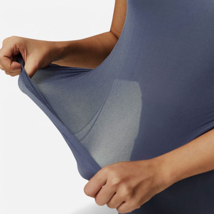 Women's Short Sleeve Seamless Fitted Tee with Crew Neck and Stretch Fabric