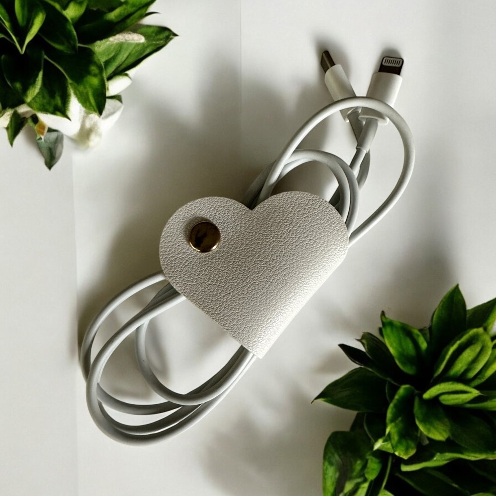 White Leather Heart Cable Organizer 