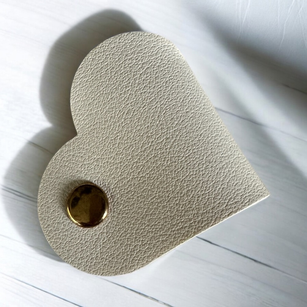 White Leather Heart Cable Organizer 