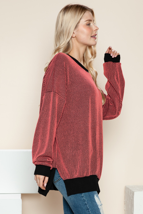 TWO COLOR WAVE RIB SWEATSHIRT WITH SIDE SLIT