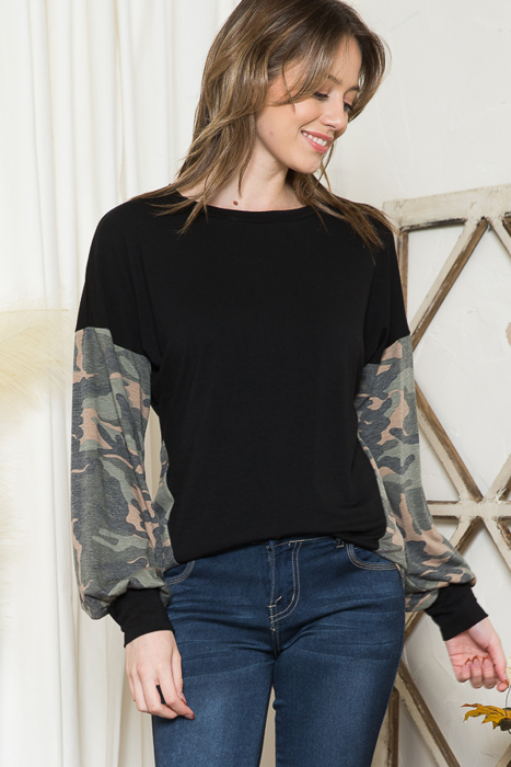 SOLID TUNIC TOP WITH CAMO SLEEVE CONTRAST