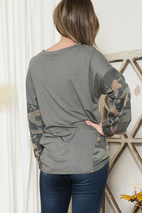 SOLID TUNIC TOP WITH CAMO SLEEVE CONTRAST