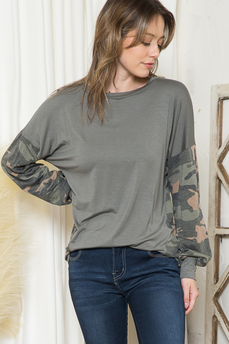 SOLID TUNIC TOP WITH CAMO SLEEVE CONTRAST