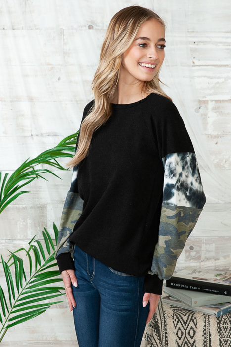 SOLID TUNIC TOP TIE-DYE AND CAMO CONTRAST SLEEVES