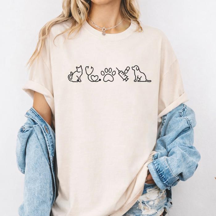 Minimalist Veterinarian Assistant/Tech Tee 