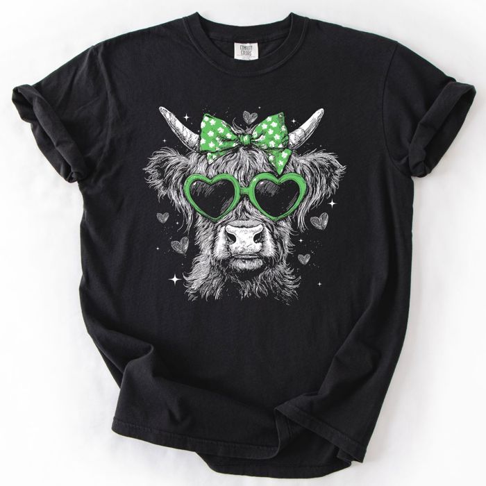 Lucky Highland Cow For St Patricks Day - T-Shirt (Crewneck)  100 Cotton Heavyweight Tee (Unisex)  Comfort Colors