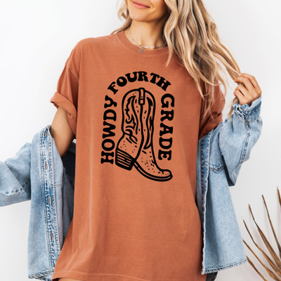HOWDY FOURTH GRADE | Saddle Up for a Fun-Filled Fourth! Unisex Heavyweight Comfort Tee