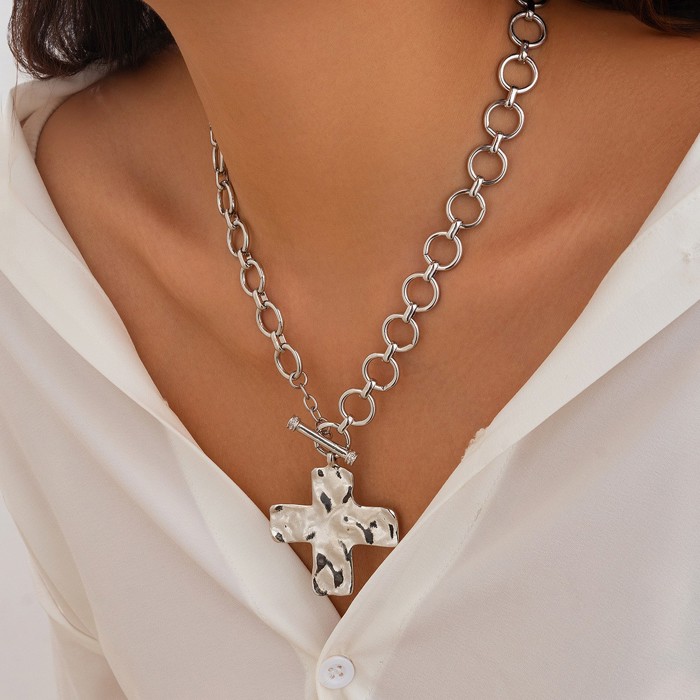 MY DREAM LIFE | Hammered Cross Front Toggle Necklace
