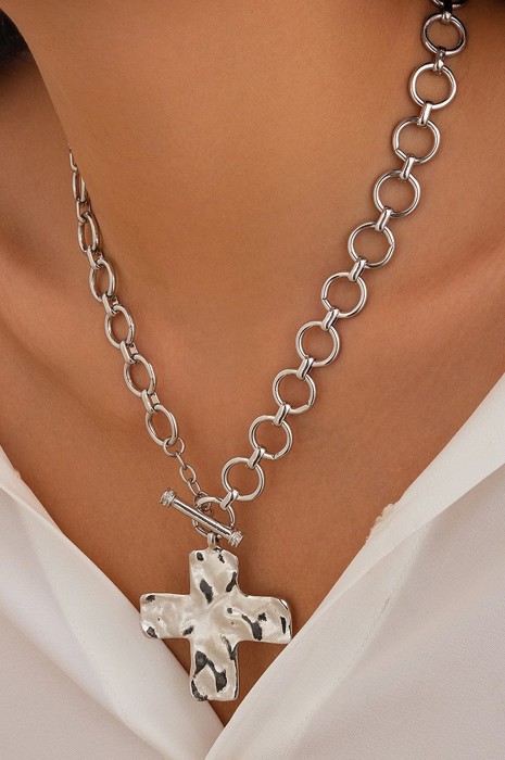 MY DREAM LIFE | Hammered Cross Front Toggle Necklace