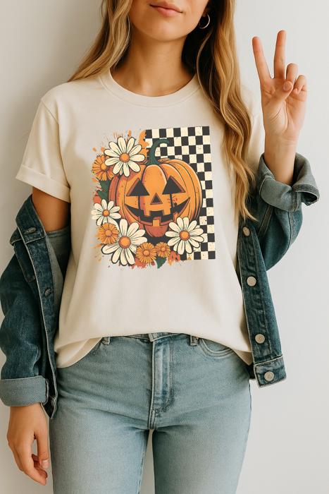 Checkered Pumpkin Floral Fall Graphic Tee – Vintage Jack O’Lantern Daisy Halloween Shirt for Women