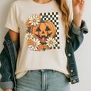  Checkered Pumpkin Floral Fall Graphic Tee – Vintage Jack O’Lantern Daisy Halloween Shirt for Women