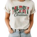  Merry Christmas Patchwork Graphic Tee – Vintage Holiday Shirt with Plaid Letters, Festive Red and Green Christmas Top, Cozy Winter Gift