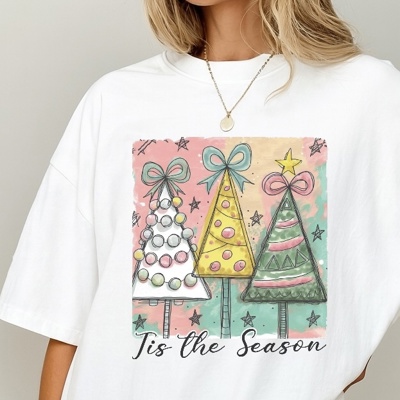 Preppy Tis the Season Christmas Tree Graphic Tee – Pastel Bow Holiday Shirt, Cute Coquette Aesthetic Top, Retro Festive Winter Outfit for Women
