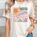  Forever Chasing Sunsets - Graphic Tee Retro Boho Summer T-Shirt Colorful Sunset Vibes Top