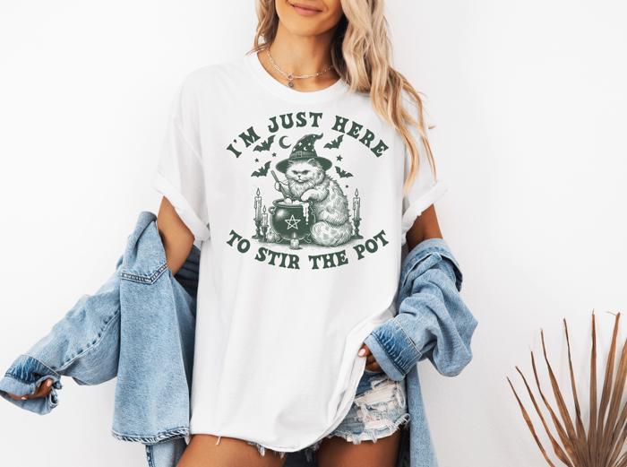 I'm Just Here to Stir the Pot Cat T-Shirt – Funny Halloween Witch Cat Graphic Tee with Cauldron