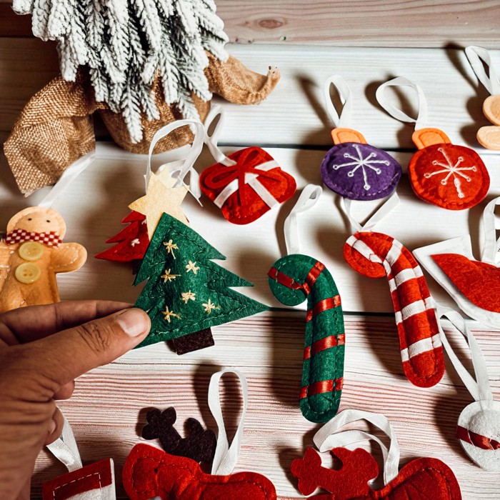 Christmas 2025 Advent Calendar, Handmade Hanging Christmas Countdown with Plush Fabric Ornament Options, Reusable Holiday Felt Advent 