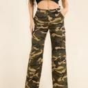  WOMEN'S BUTTON CLOSURE CARGO POCKETS WIDE LEG DENIM CAMO PRINT PANTS