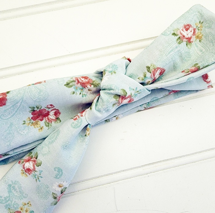 Emma Knotted Headband - Bouquets on Blue