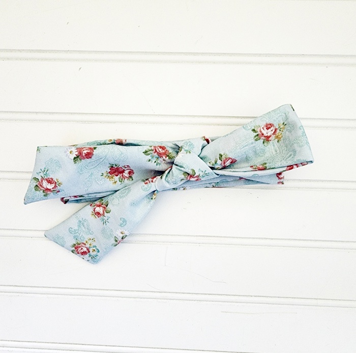 Emma Knotted Headband - Bouquets on Blue