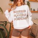 Medium White Fall Bow & Pumpkin Graphic Sweatshirts Cozy Autumn Pullovers