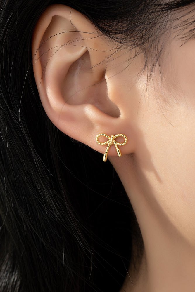 Very Carrot Small textured brass bow stud earrings