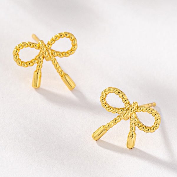 Very Carrot Small textured brass bow stud earrings