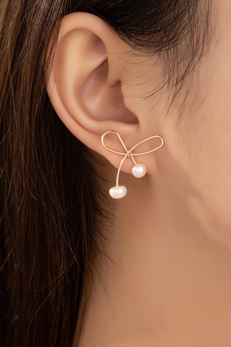 Very Carrot Whisper Bow Pearl Earrings