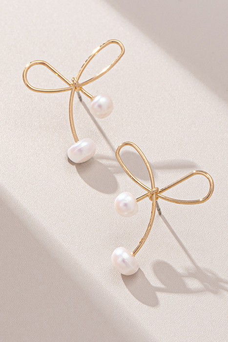 Very Carrot Whisper Bow Pearl Earrings