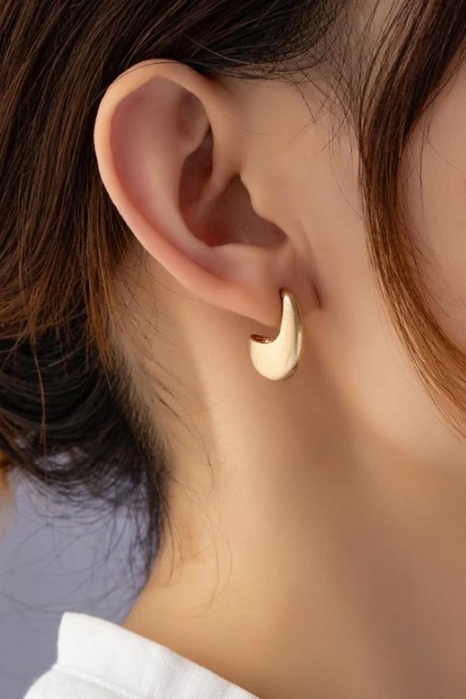 Very Carrot Puffy C shape huggie hoop earrings