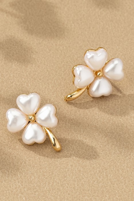 Very Carrot Pearlescent Clover Heart Studs