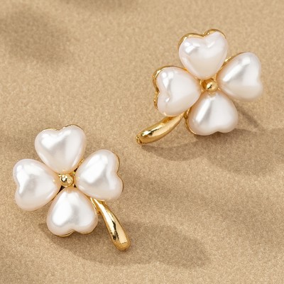 Very Carrot Pearlescent Clover Heart Studs