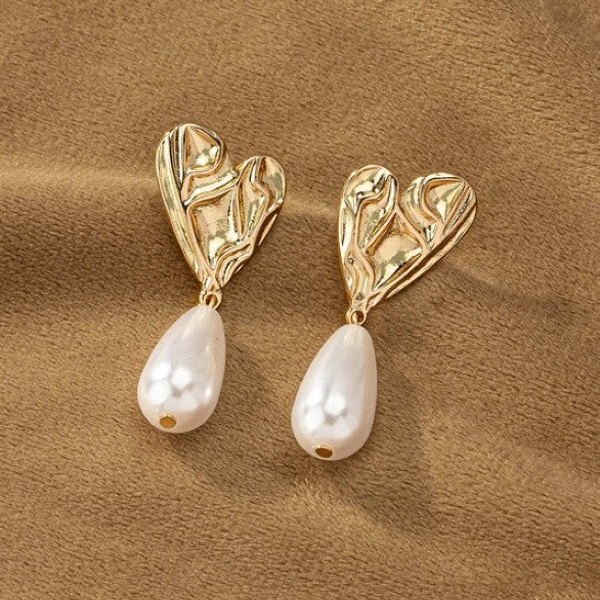 Very Carrot Hammered Heart Stud with Teardrop Faux Pearl Earrings