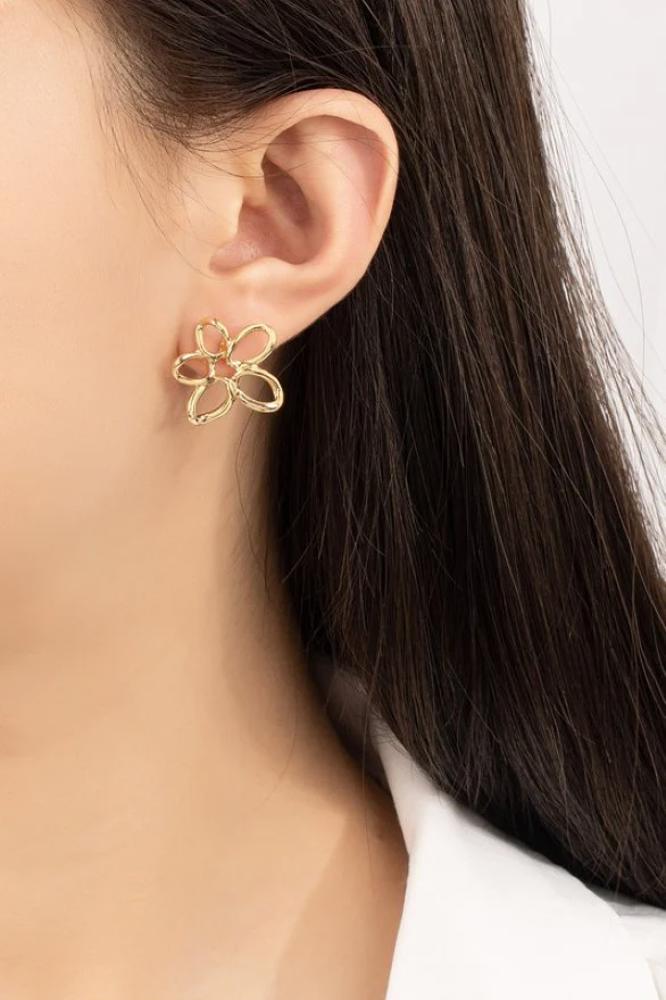 Very Carrot Openwork flower stud earrings