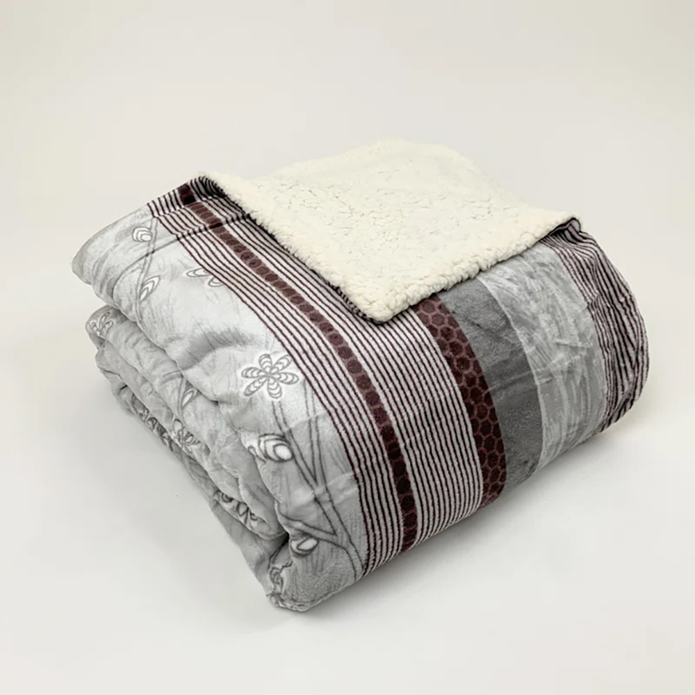 Cozy and Luxurious Flannel/Sherpa Queen Sized Blanket