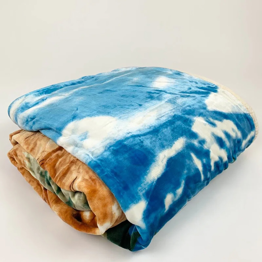 Cozy and Luxurious Flannel/Sherpa Queen Sized Blanket