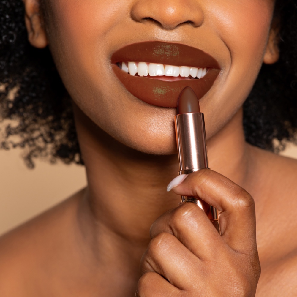 Chocolate Kiss Lipstick Medium to Full Coverage Easy Smooth Gliding Formula Infused with Vitamin E and Hydrating oils for Maximum Hydration