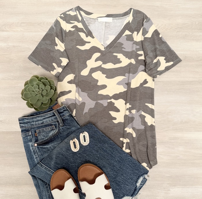Emma Classic V-Neck Camo T-shirt