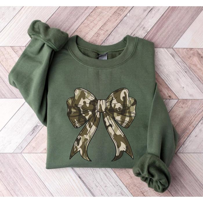 Camo Bow Graphic Sweatshirt, Cozy Green Crewneck Pullover, Country Girl Style, Hunting Season Outfit, Fall Winter Casual Top, Gift for Her