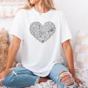  Floral Heart Graphic T Shirt – Minimal Line Art T-Shirt, Casual Aesthetic Shirt, Romantic Gift for Her, Boho Style Outfit