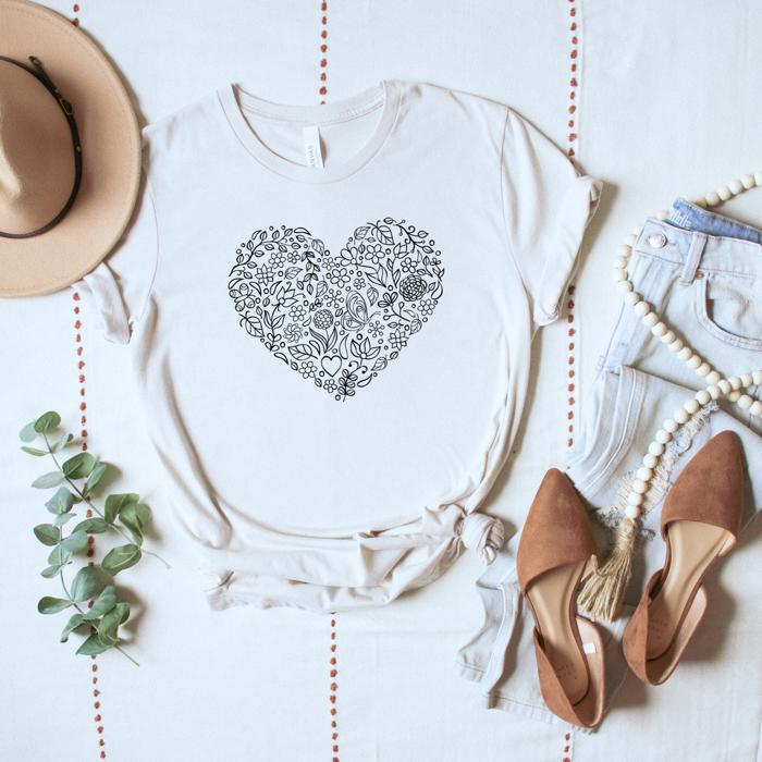 Floral Heart Graphic T Shirt – Minimal Line Art T-Shirt, Casual Aesthetic Shirt, Romantic Gift for Her, Boho Style Outfit