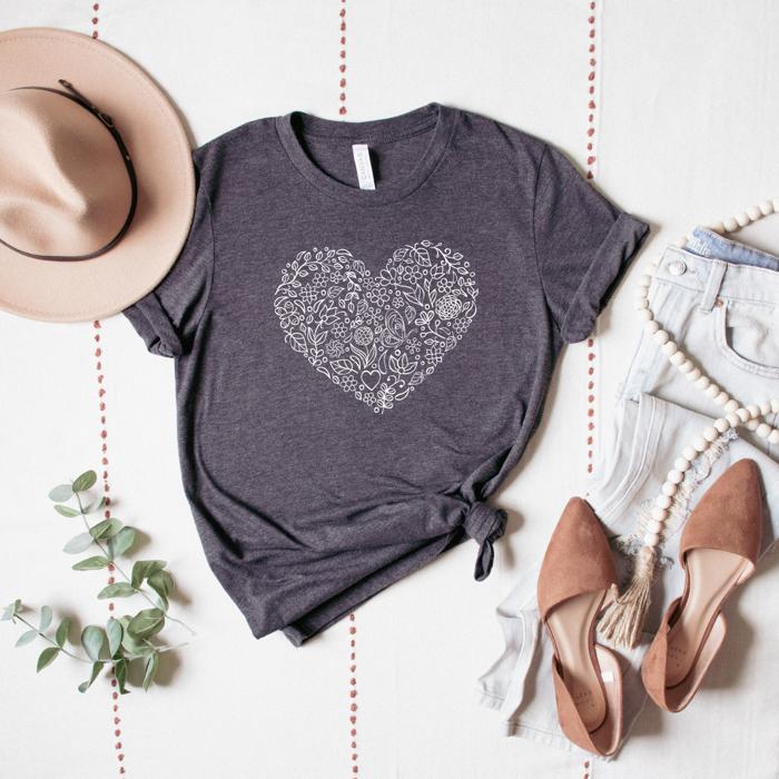 Floral Heart Graphic T Shirt – Minimal Line Art T-Shirt, Casual Aesthetic Shirt, Romantic Gift for Her, Boho Style Outfit