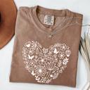  Floral Heart Graphic Tee by Comfort Colors – Minimal Line Art T-Shirt, Casual Aesthetic Shirt, Romantic Gift for Her, Boho Style Outfit