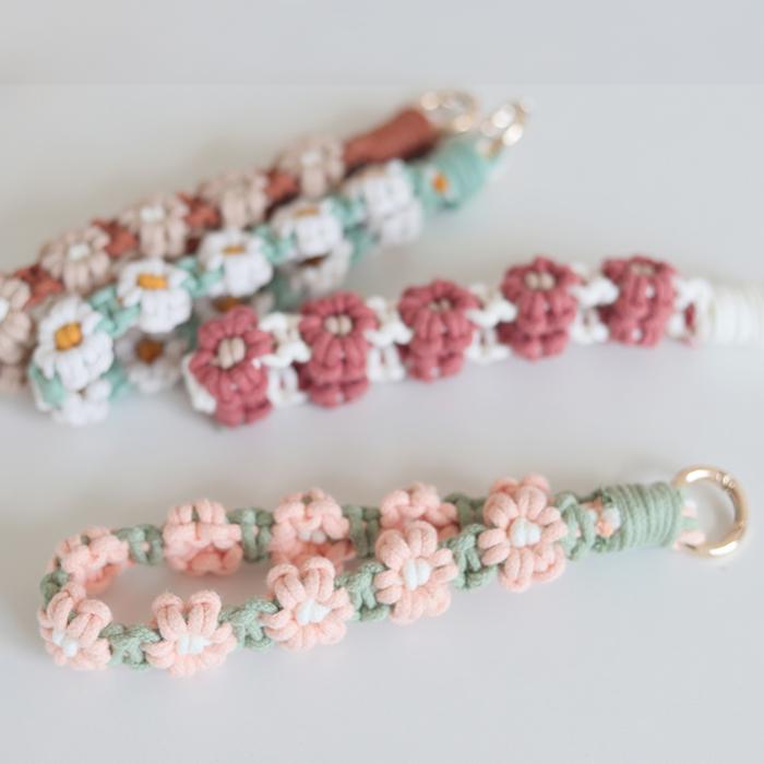 Flower Macrame Keychain and Phone Strap – Boho Daisy Bag Charm, Aesthetic Cotton String Wristlet Lanyard, Cute Purse Accessory Gift