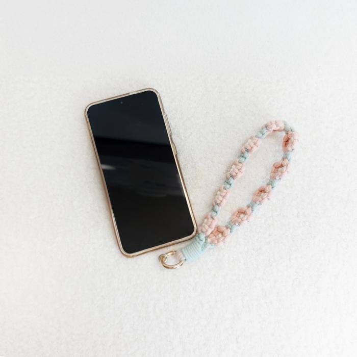 Flower Macrame Keychain and Phone Strap – Boho Daisy Bag Charm, Aesthetic Cotton String Wristlet Lanyard, Cute Purse Accessory Gift
