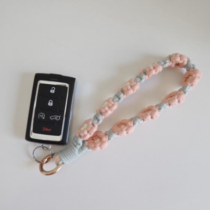Flower Macrame Keychain and Phone Strap – Boho Daisy Bag Charm, Aesthetic Cotton String Wristlet Lanyard, Cute Purse Accessory Gift